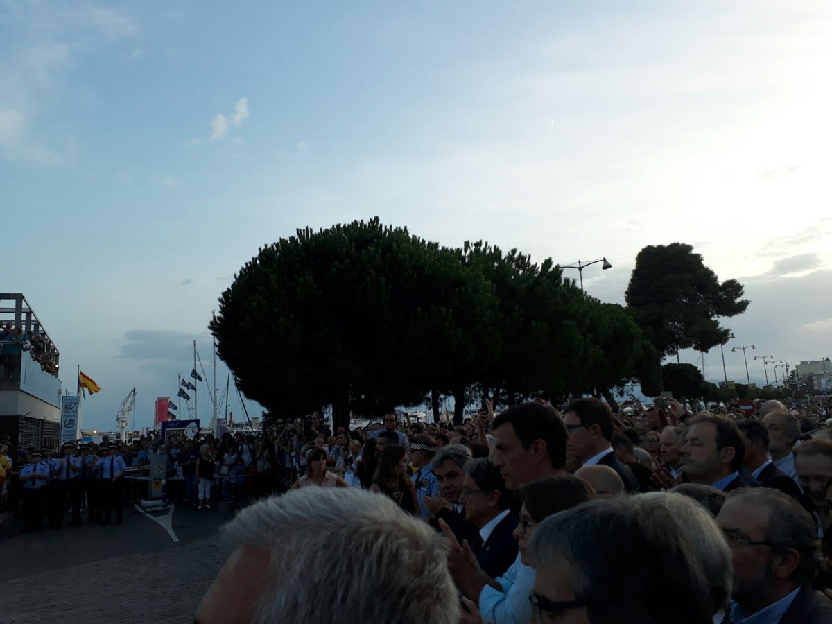 Impressionant la riuada de gent a #Cambrils manifestant-se #NoTenimPor #TotsSomCambrils <a href="/socialistes_cat/">Socialistes PSC/❤</a>