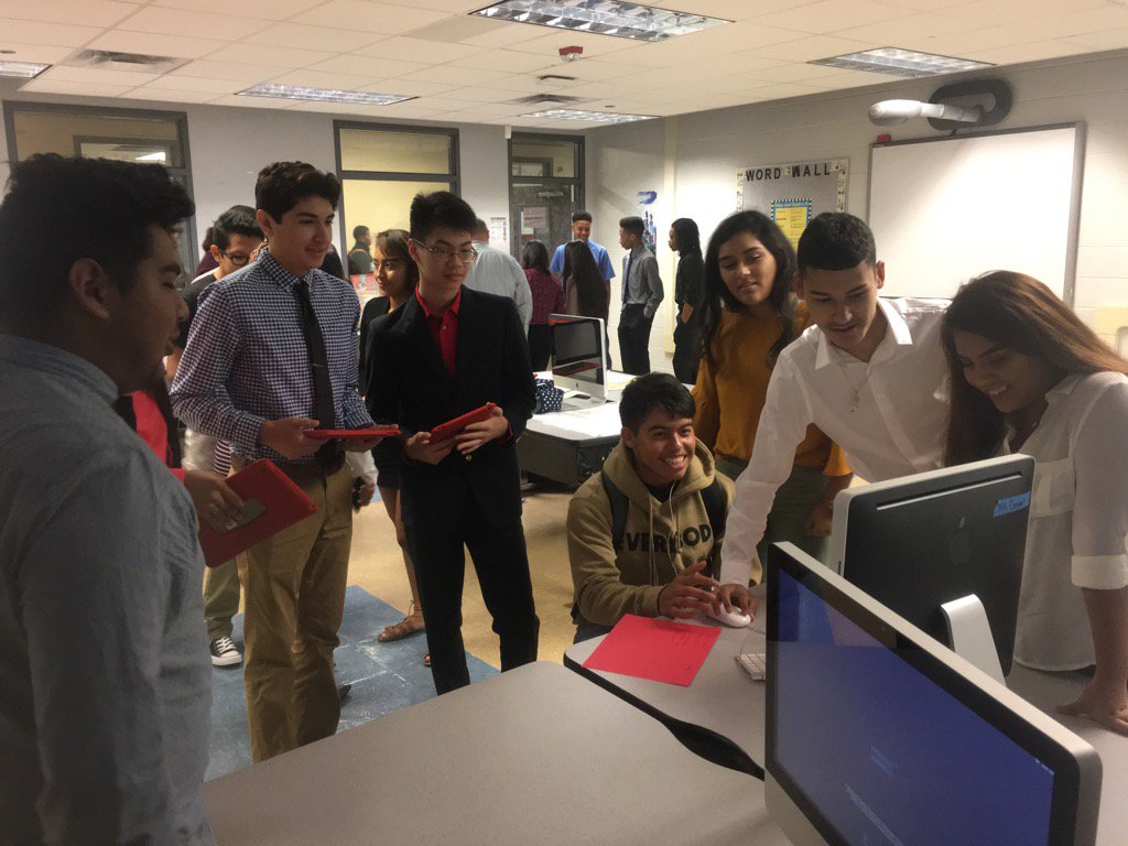 Ti10Conner's tweet photo. Happy faces in Happy Places. @ManorNewTech #NewTechCulture #CultureSymposium https://t.co/VbKx7Nk80Z