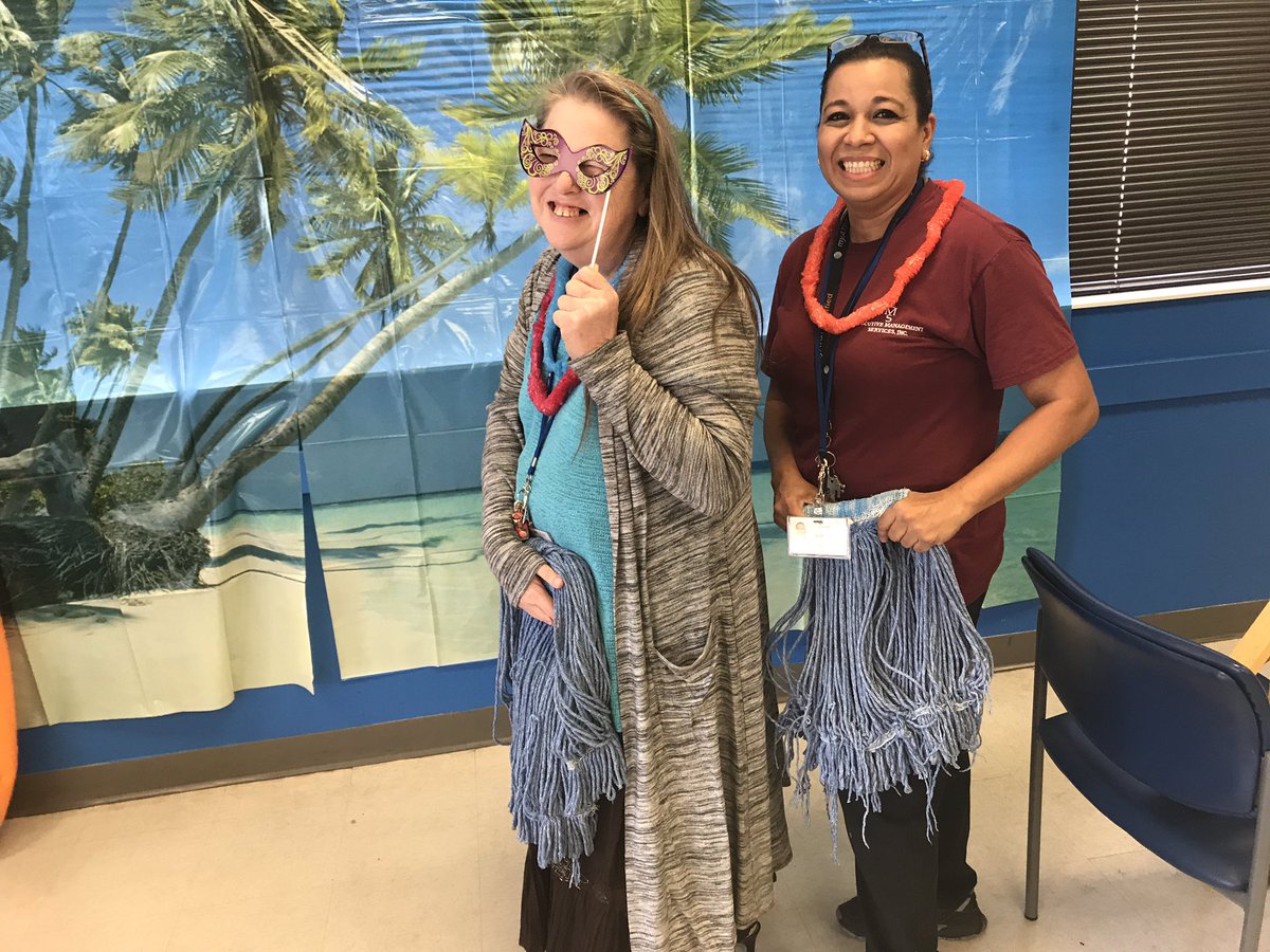 david_gladen's tweet photo. In their grass skirts! #ConvergysLasCruces #LifeatConvergys https://t.co/XCPsPGfAoe