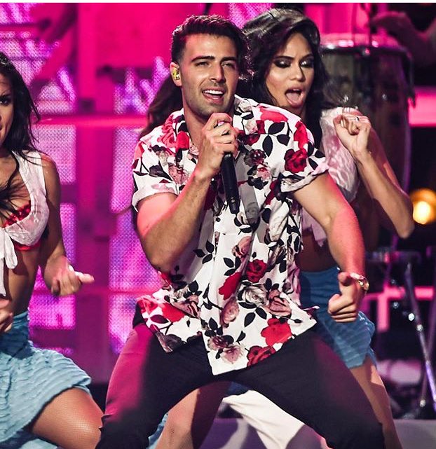 TeamCanela_ES's tweet photo. Esto es calle con clase @jencarlosmusic 🔥🖤 #JencarloPTM #DureDure. https://t.co/g98Zrzqjeu