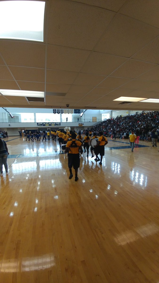CharlesRDrewHS's tweet photo. The Charles Drew Marching Titans perform at the first pep rally of the year. https://t.co/a3EunMt1GX