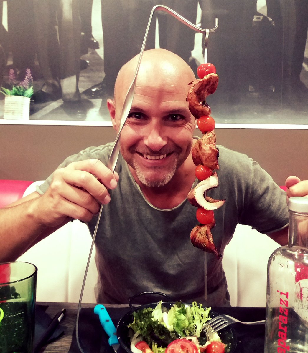 enricbayon's tweet photo. Para rematar el día un #brochetón d secreto ibérico en @paparazzialella ! #paparazzideluxe #Alella https://t.co/L6RSa8yBFs