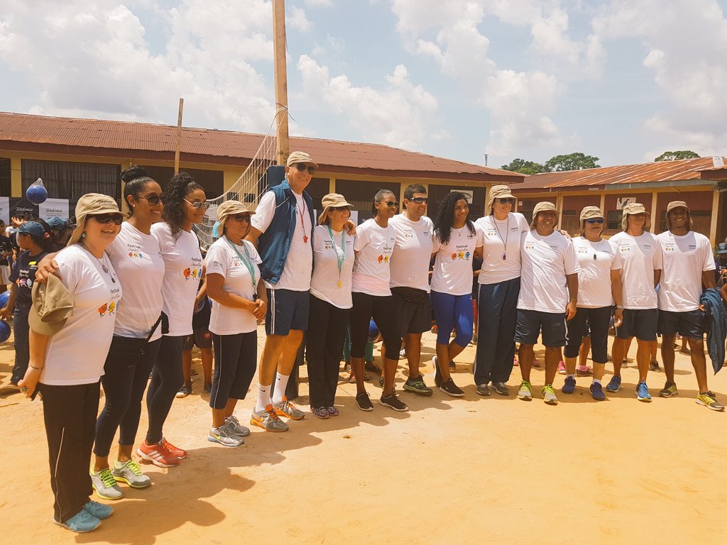Comprometidos_P's tweet photo. #FestivalDeportivo
500 niños de Iquitos aprendieron técnicas de atletismo, minibásquetbol y vóleibol junto a grandes deportistas https://t.co/Vfck5NPn8I