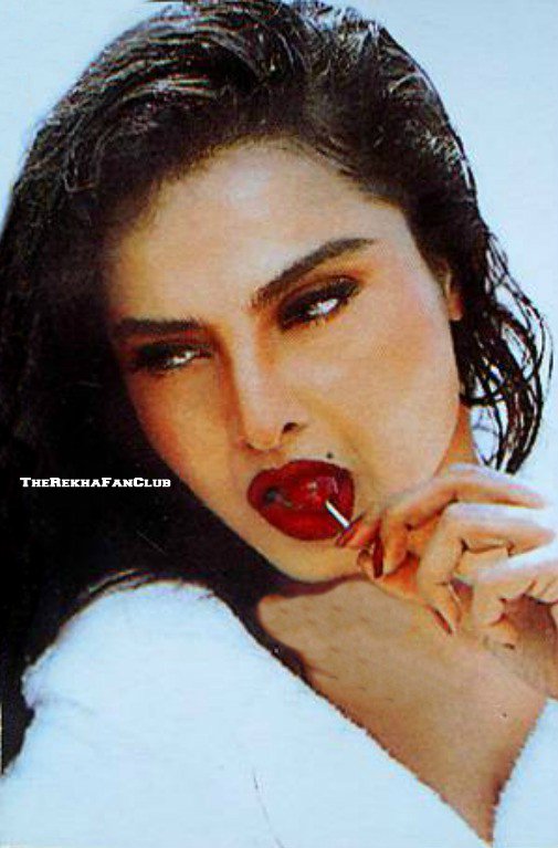 TheRekhaFanclub's tweet photo. Sizzling...Sensuous....Seductive...The One &amp; Only Glam Diva #Rekha ji... https://t.co/5PNui7Zlie