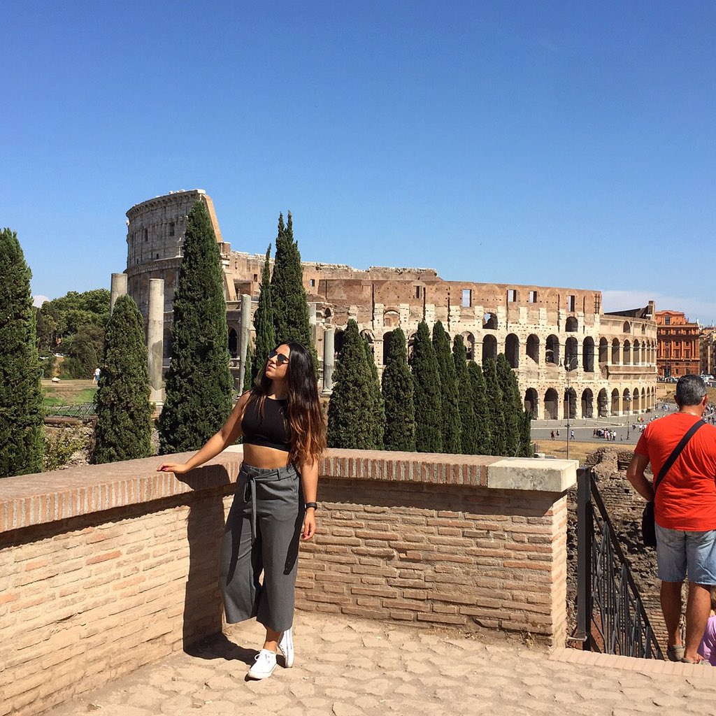 Iness_Alvarez's tweet photo. Día 1 en Roma! 💕🇮🇹🗿 #coliseum #roma #italy #love https://t.co/KLxtcIJd3p