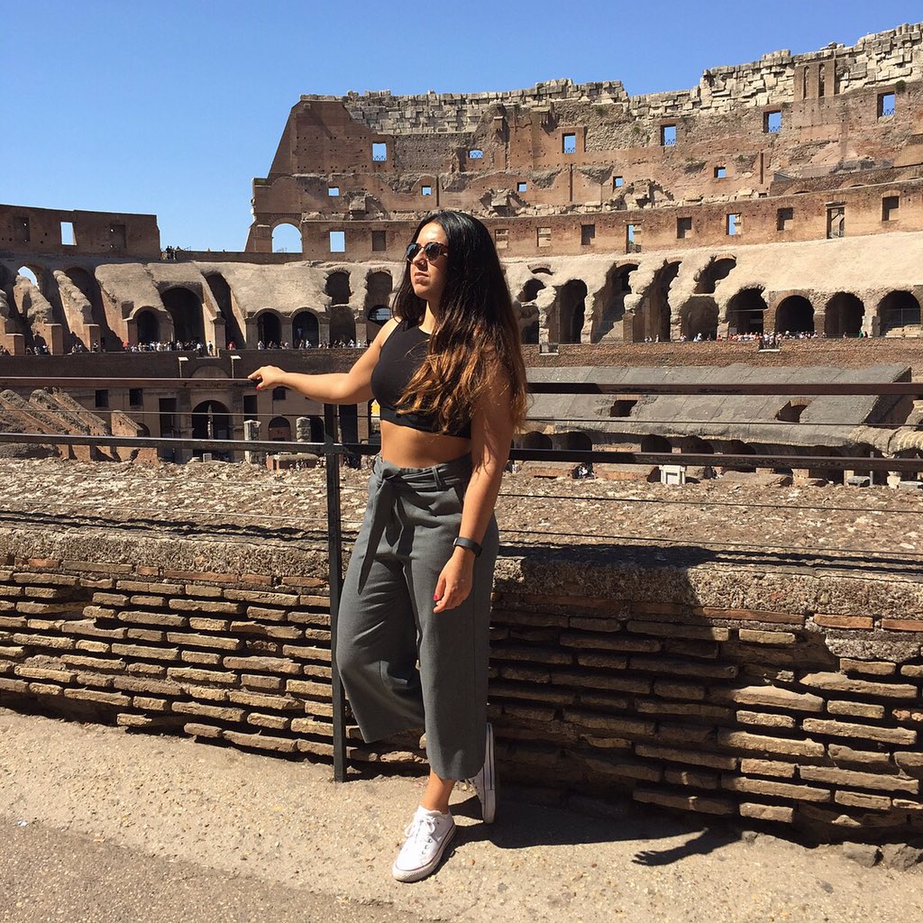 Iness_Alvarez's tweet photo. Día 1 en Roma! 💕🇮🇹🗿 #coliseum #roma #italy #love https://t.co/KLxtcIJd3p