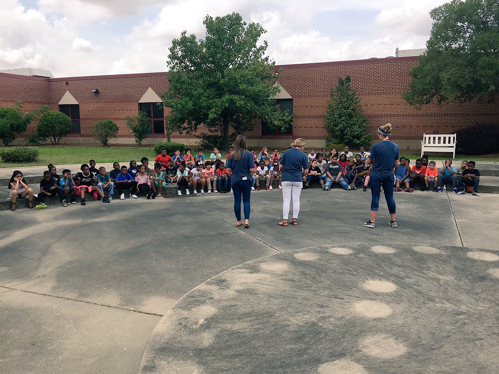 pe3rdthinkers's tweet photo. Having our first 3rd grade community meeting! π@PontiacElem @RichlandTwo #premieryear #wearefamily https://t.co/XcADIZpP8n