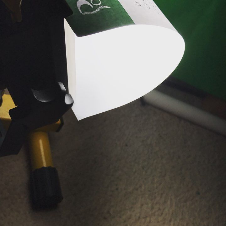 OliverAllpress's tweet photo. Paper pad defuser for my green screen lamp works like a boss. #greenscreen #posturite #twitch #mixer #restreamio #… https://t.co/CMYnx5iA4h https://t.co/m5UNL7NgIg