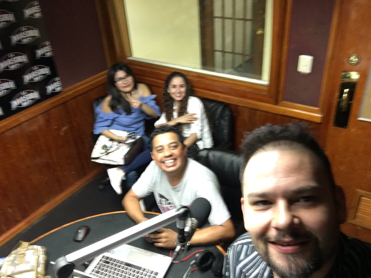 elburro34's tweet photo. Con @nallelyGpee y @AleeVilleela y mi compa @chividivi_ por @invasoramty https://t.co/z7VyrC4aU0