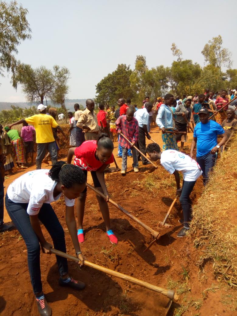 MoniaGateka's tweet photo. Entrain de travailler avec les jeunes qui sont en vacance  dans des camps de travail dans la commune de nyarusange https://t.co/DfvjNckEif