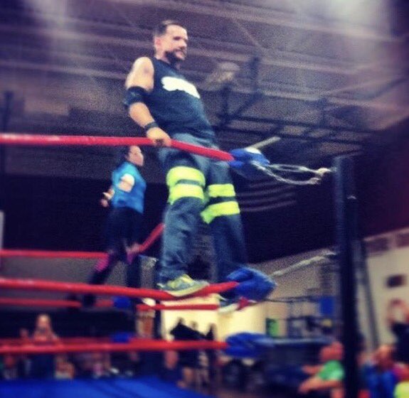 GeneandJenn's tweet photo. Wow a photo from the vault when I wrestled 4 years ago lol hahaha https://t.co/Jdh1uHnp9t