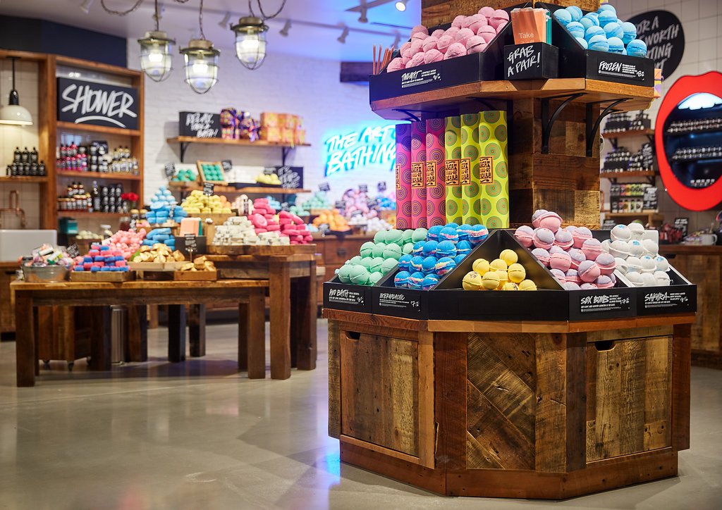 RobsonStreet's tweet photo. The newly renovated @lushcosmetics is now #OpenForFizzness! https://t.co/VHO800wGeL https://t.co/3hS73i3ee9