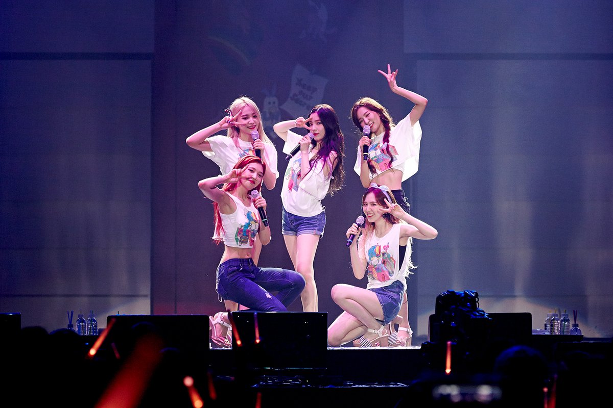 AUTOM5TIC's tweet photo. #레드벨벳 첫 단독 콘서트 '#RedRoom' 고화질 사진 도착💌
더 많은 사진은 여기로👉https://t.co/SFVjfQXRwQ …

#RedVelvet https://t.co/GVacUTkK7b