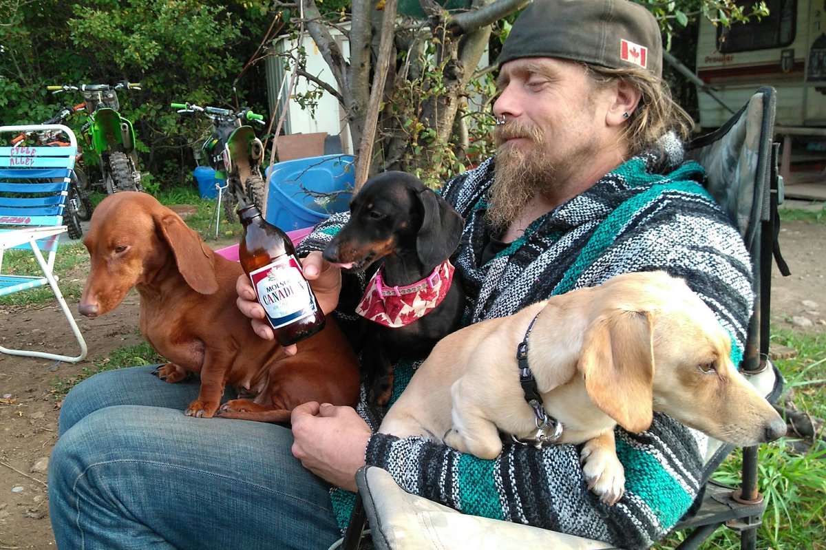 mxzombie's tweet image. Lap full of Dachshunds, a stubby Canadian and a chair by the 🔥= a relaxing evening at the track ☺🏍🏁🍺🐕☺