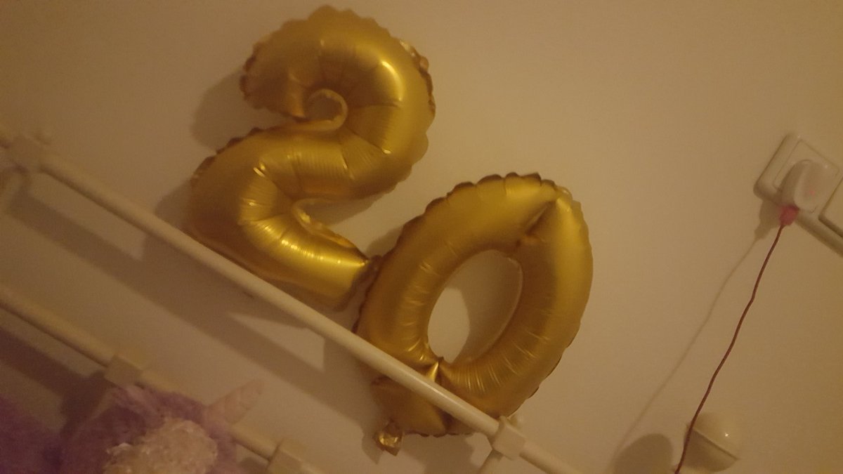 Http_Daphne_'s tweet photo. Het besef dat ik over 46 min. Geen tiener meer ben https://t.co/7cObdYVatG