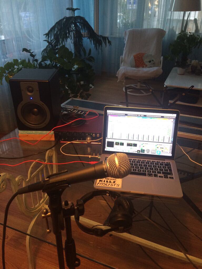 Tuna Pase (Istanbul, Turkey) processing voice through <a href="/Ableton/">Ableton</a> and streaming via liveSHOUT with <a href="/rodemics/">RØDE</a> i-XY ...