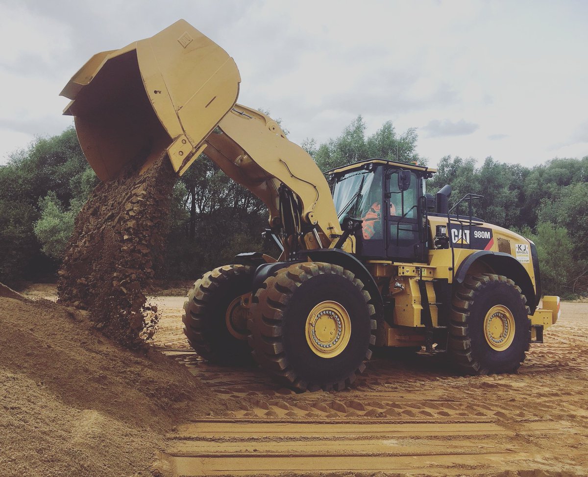 KJ_Services's tweet photo. 1st New Cat 980M On Site Yesterday. Another 4 New 980M's To Follow! #KJServicesLtd #NewKit #Caterpillar #980M #EarthMovingEquipment https://t.co/ypxXXkXlMS