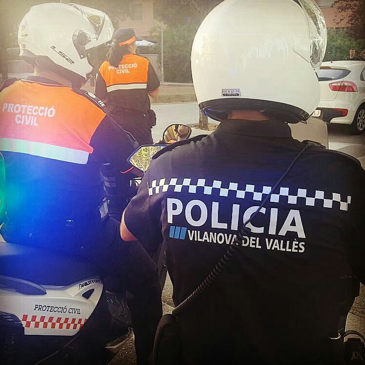 pcvilanova's tweet photo. #protecciocivil &amp; Policía Local #vilanovadelvallès al dispositiu de seguretat pregó i cercavila  #fmvdv2017 #juntsmillor @Coordinadora_AV https://t.co/UPAl9Pokii