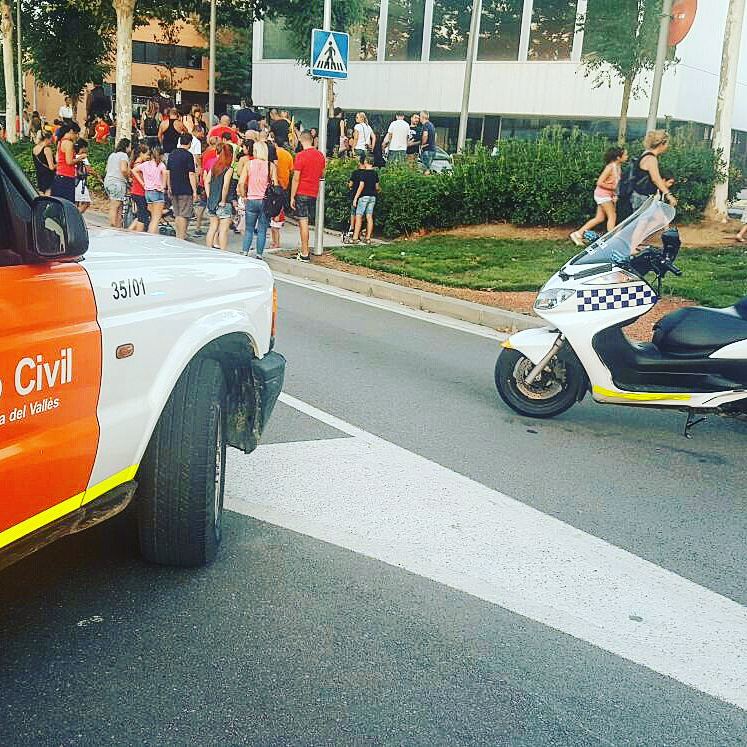 pcvilanova's tweet photo. #protecciocivil &amp; Policía Local #vilanovadelvallès al dispositiu de seguretat pregó i cercavila  #fmvdv2017 #juntsmillor @Coordinadora_AV https://t.co/UPAl9Pokii