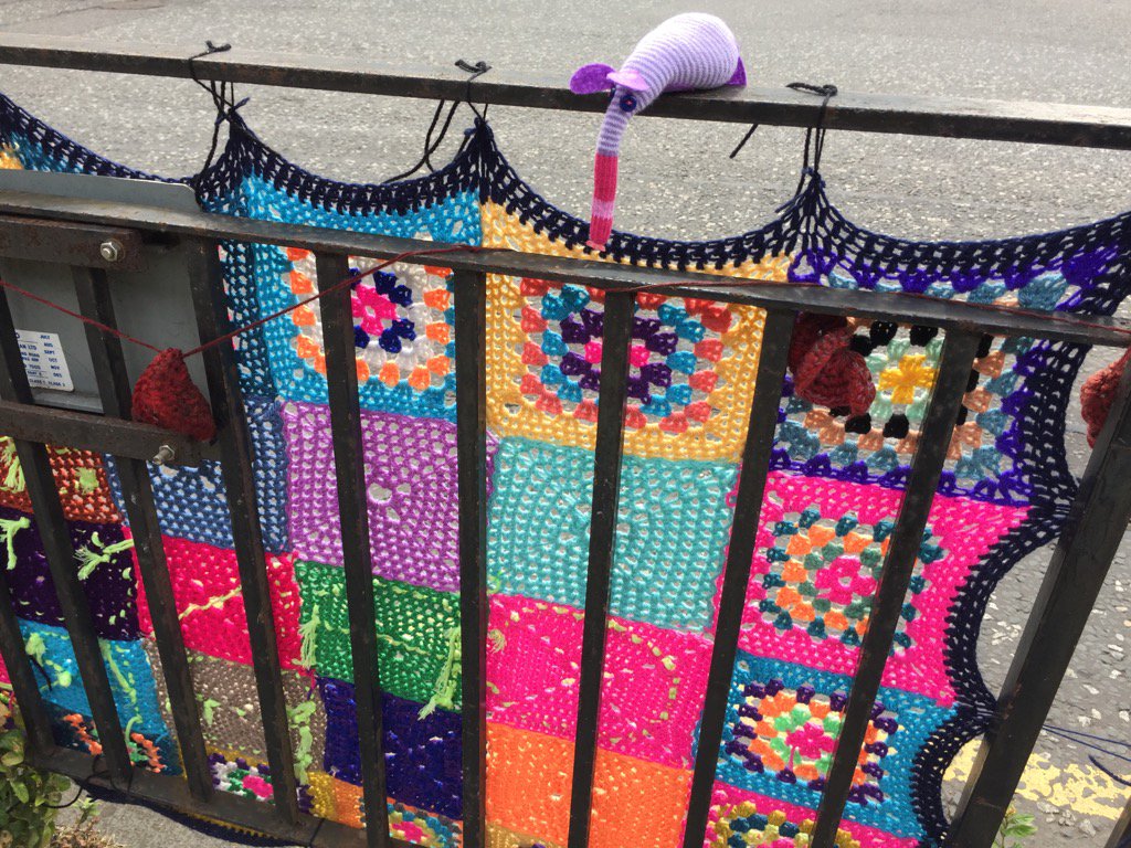 Always enjoy spotting a bit of yarn bombing. This is outside <a href="/earthyfoods/">Earthy Foods Market</a> in Edinburgh who served the tastiest salads
