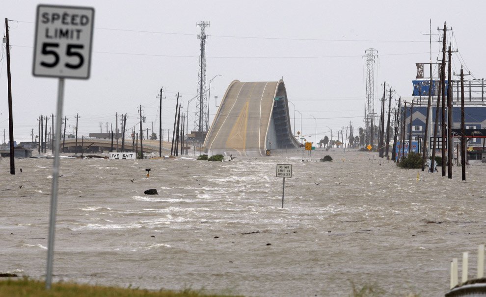 superandnatural's tweet photo. Flood Waters don't care who you voted for !  Help each other ! https://t.co/OBvHisdk5c