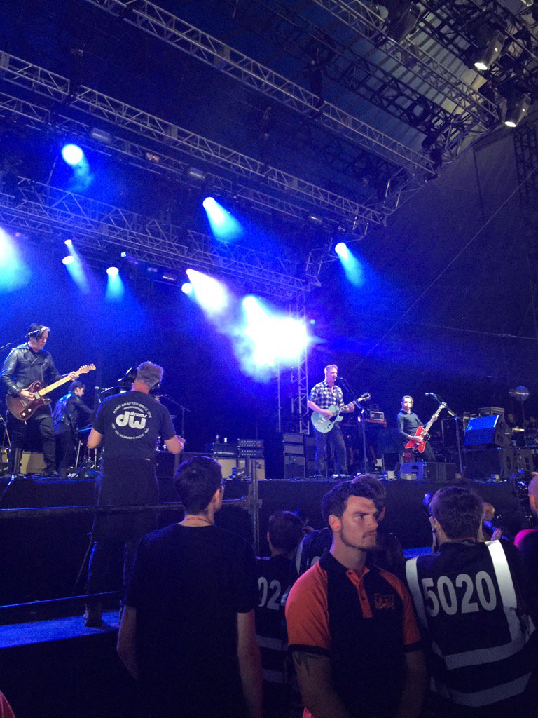 Still can't believe <a href="/qotsa/">QOTSA</a> turned up at #leedsfestival 🤘🏻