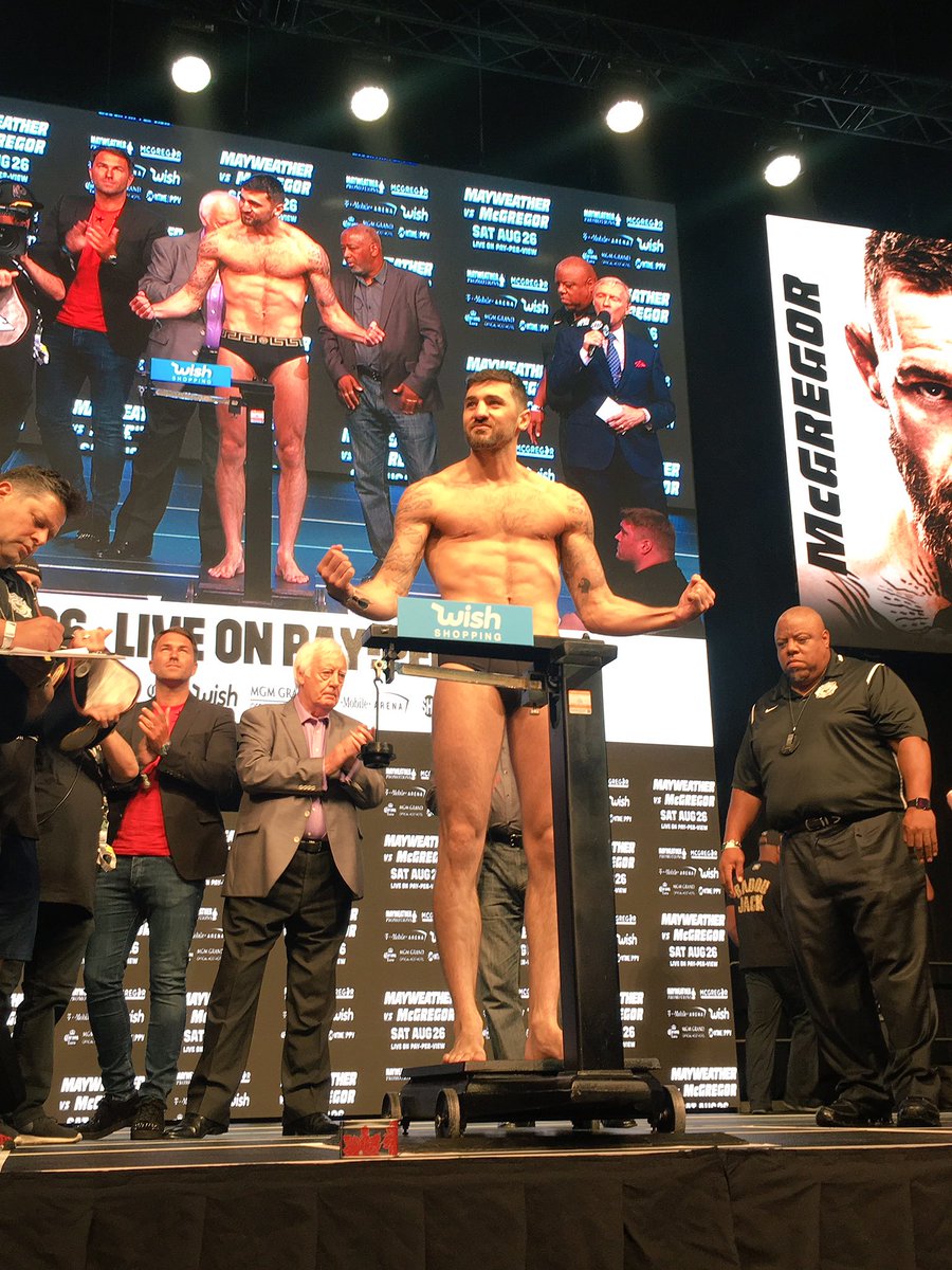 atsboxing's tweet image. .@NathanClev weighing in at 174 1/4 lbs &amp;amp; @BadouJack makes light heavyweight debut at 175.5lbs #CleverlyJack 

WATCH s.sho.com/2vIufTk