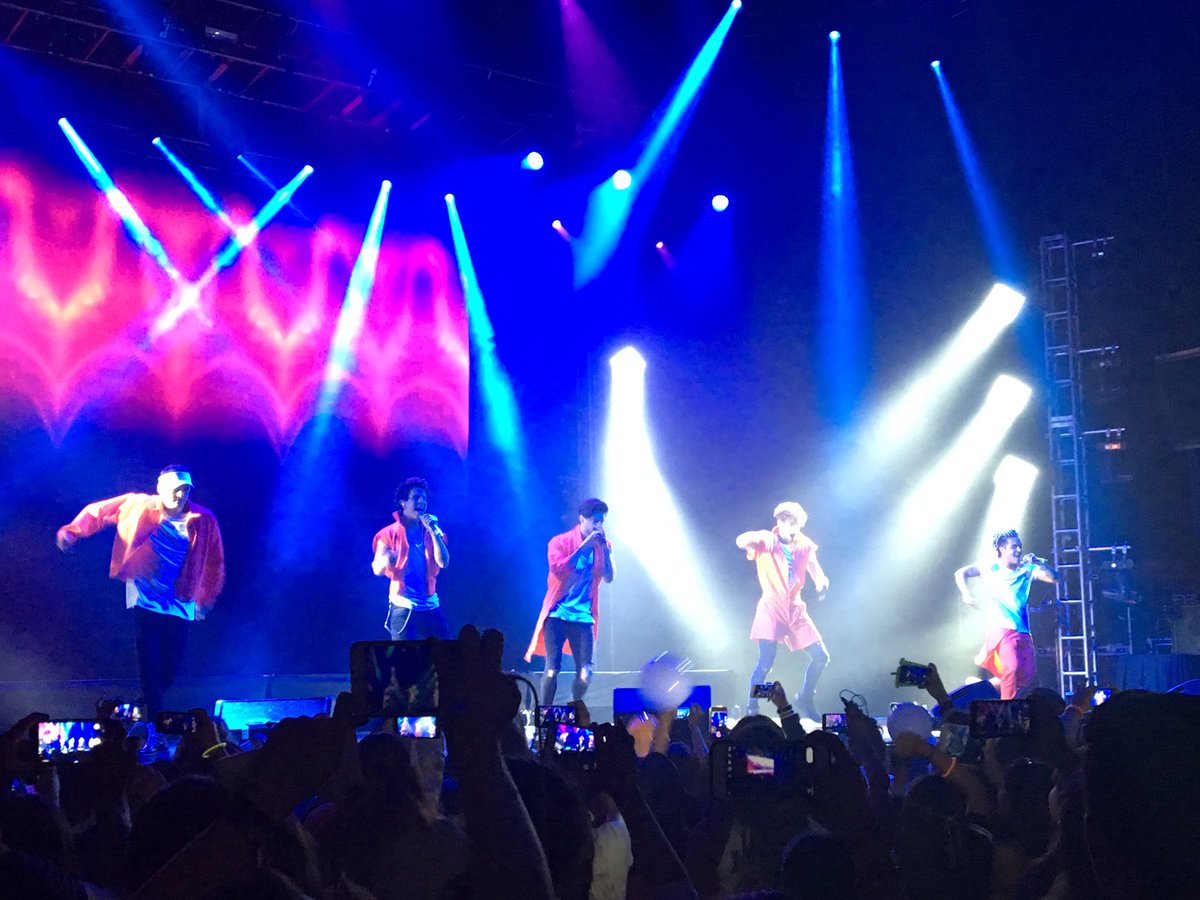 warnermusicmex's tweet photo. ¡ @urbandfive salen a conquistar el escenario del @TMetropolitanMx ! 😍💜💚 https://t.co/6nPax57N6j
