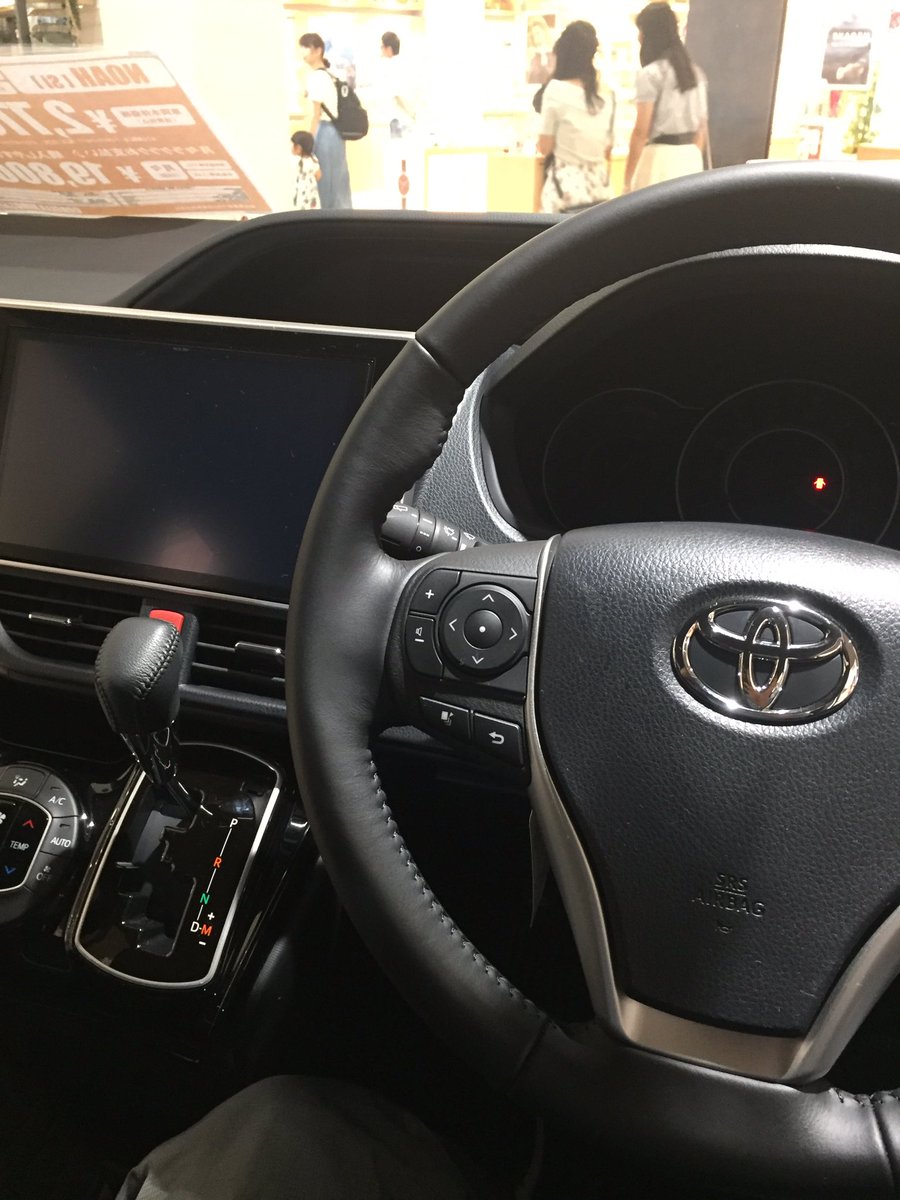 okayu201215's tweet photo. NOAHの運転席や外観もSERENAに似とってどストライクじゃわ〜😎 https://t.co/sIyF7u3Eva