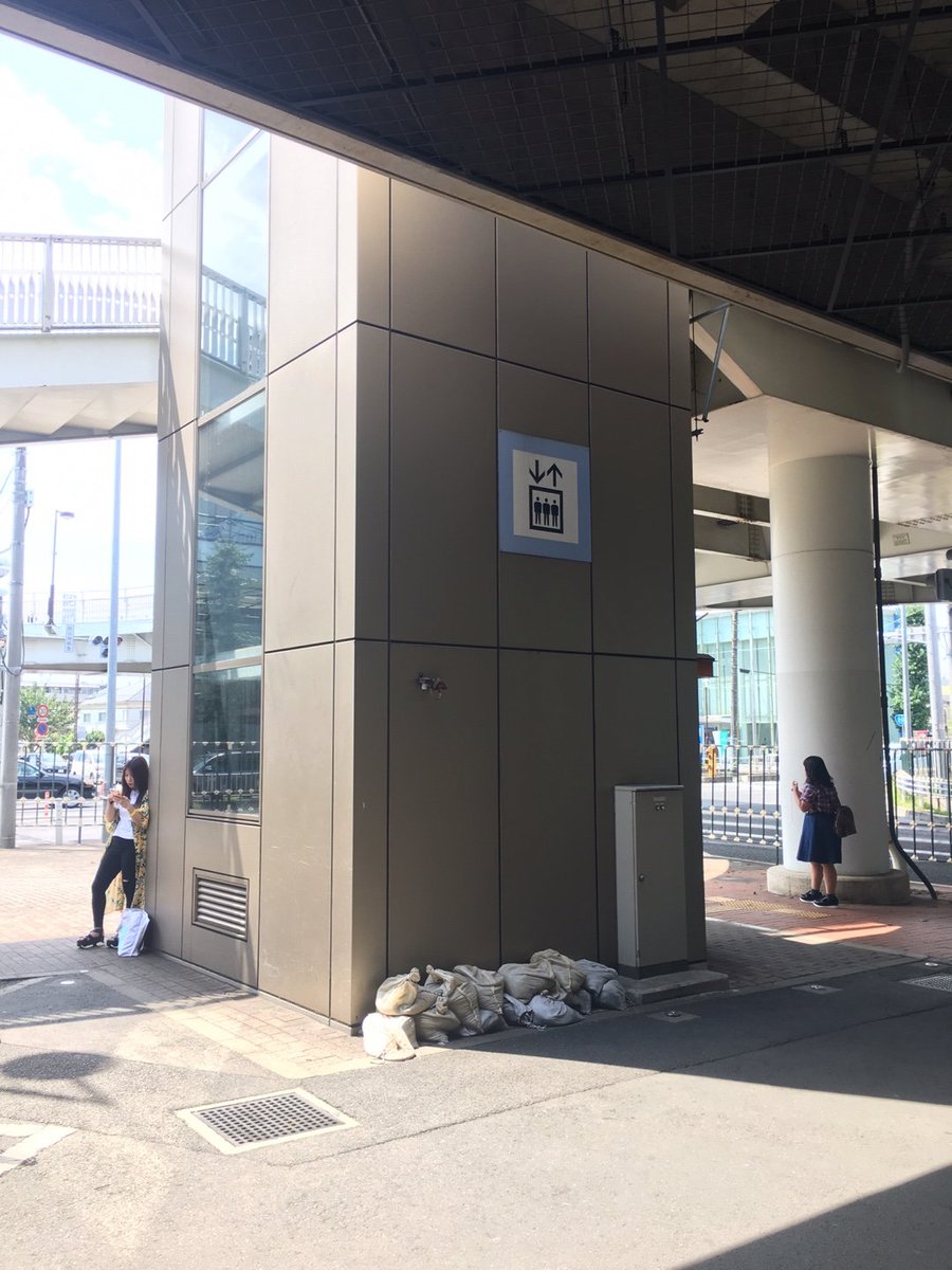ICESODA326's tweet photo. 今からここで現地販売をします。ケンタッキー前の階段を降りた先にある駐輪場にいます。監視カメラがあるため、並ばないようにお願いします🙇‍♀️ うちわを目印に来てください😊 https://t.co/X1RjrLcQxI