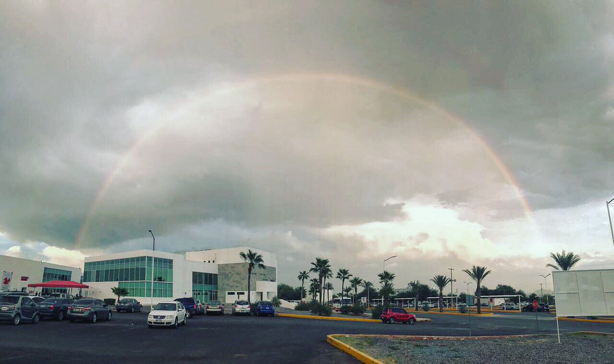 golinces's tweet photo. ¿A quién le tocó ver esto hoy en la escuela? 😱🌈 Foto: Melissa López 1B Tradicional. https://t.co/xV1TRWQcsi