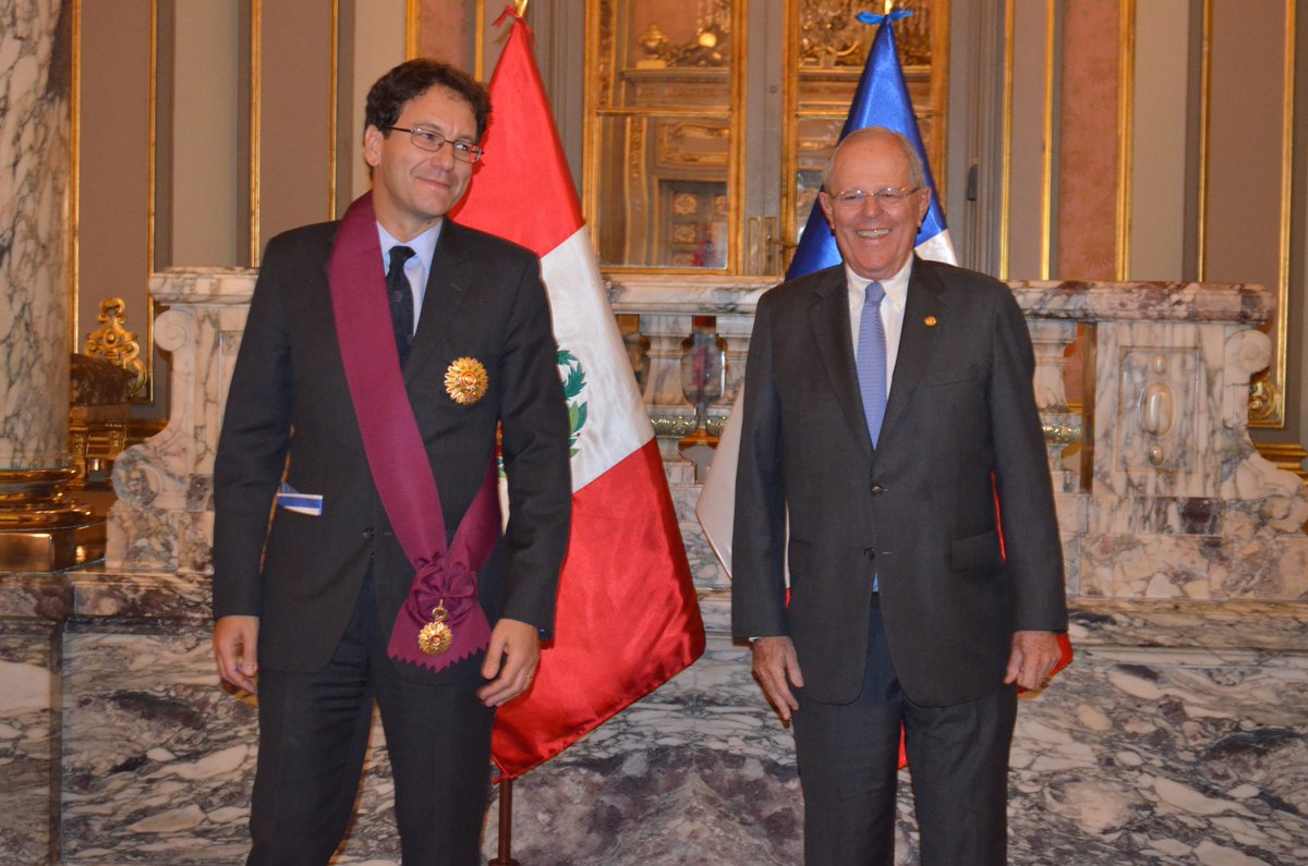 FrancePerou's tweet photo. El Presidente peruano @ppkamigo condecora con la Orden "El Sol del Perú" al Embajador de Francia @FabriceMauries https://t.co/dEqQaN8sBx https://t.co/s04sUMsh3X