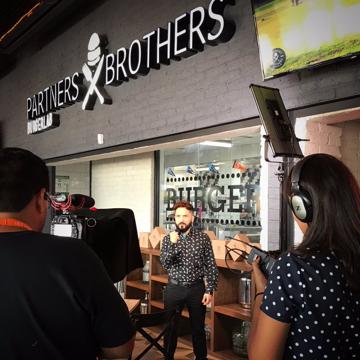 felixrivera333's tweet photo. Grabando. #EsNETA #Controversia #VirgenPolémica #Guadalajara #GranLocación #PartnersAndBrothers ¡Gracias @mariomataq ! https://t.co/7VK9V1SVWQ
