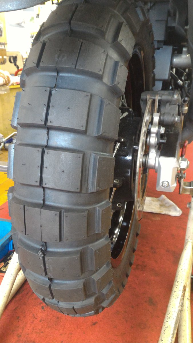 k310pon0128's tweet photo. フロント浮かず、首吊り状態!
タイヤ交換終了!
皮むきに出発!
#VStrom650XT #Vスト #ツーリング #バイク #vstrom #650xt #dl650 #ジャパンタイヤセンター https://t.co/buNlYEEI2S