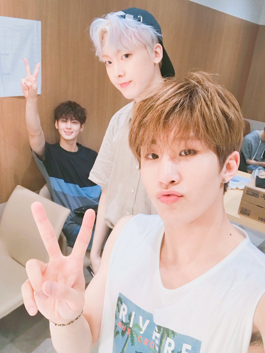 offclASTRO's tweet photo. 어제 끝나고 고기먹었다요~^^ 부럽죠~💕🐶
이제 도쿄의 고기를 먹으러가볼까~^^ ㅋㅋㅋ
#진작 #고기사진 #맛있겠죠?? https://t.co/cPchZkD4IV
