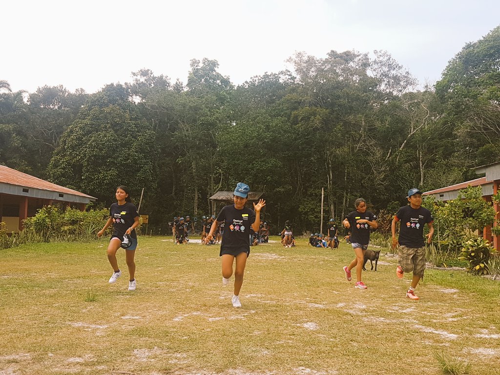 Comprometidos_P's tweet photo. #FestivalDeportivo
500 niños de Iquitos aprendieron técnicas de atletismo, minibásquetbol y vóleibol junto a grandes deportistas https://t.co/Vfck5NPn8I