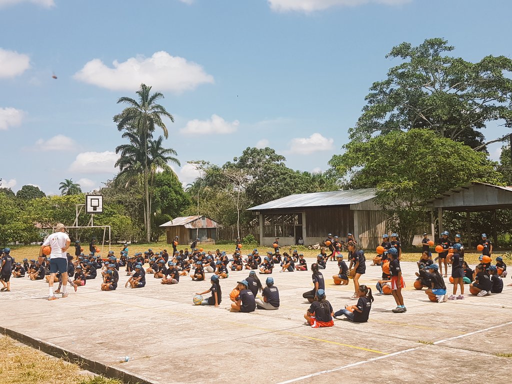 Comprometidos_P's tweet photo. #FestivalDeportivo
500 niños de Iquitos aprendieron técnicas de atletismo, minibásquetbol y vóleibol junto a grandes deportistas https://t.co/Vfck5NPn8I