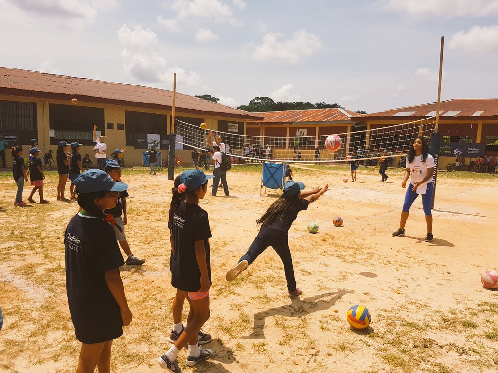 Comprometidos_P's tweet photo. #FestivalDeportivo
500 niños de Iquitos aprendieron técnicas de atletismo, minibásquetbol y vóleibol junto a grandes deportistas https://t.co/Vfck5NPn8I