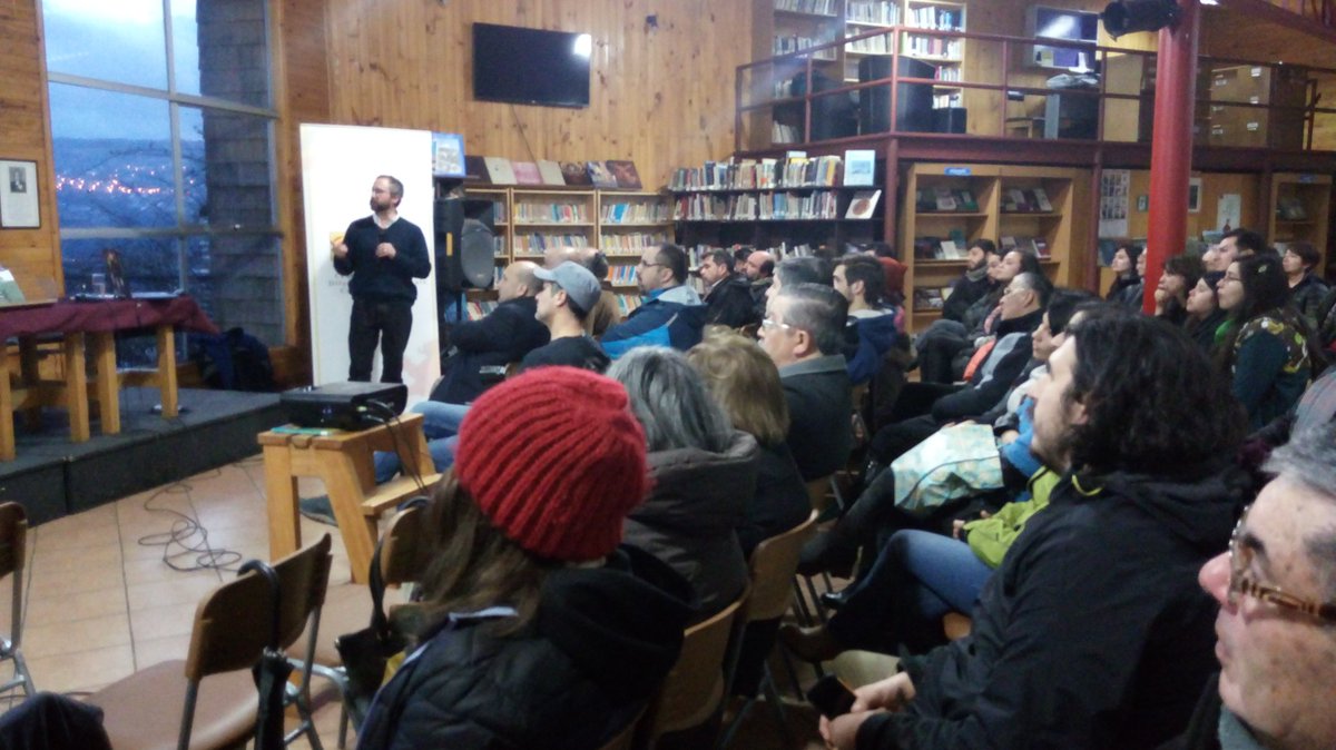 museodecastro's tweet photo. Ricardo Alvarez presenta Crisis del hábitat insular. @BibDeCastro https://t.co/JiPDbn7z0U