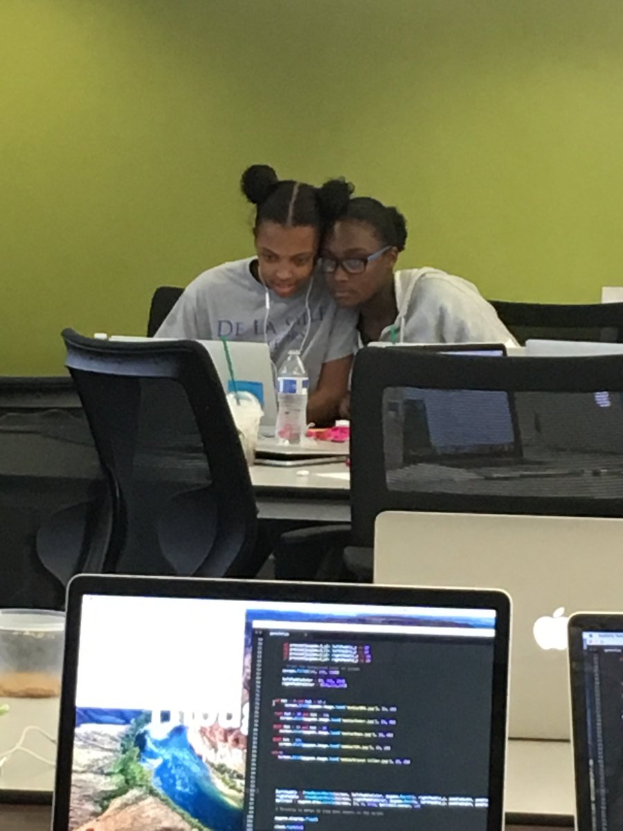BlackGirlsCode's tweet photo. Coding + friendship = a successful #SummerofCODE17 in Chicago! https://t.co/ERyWIxHlNu