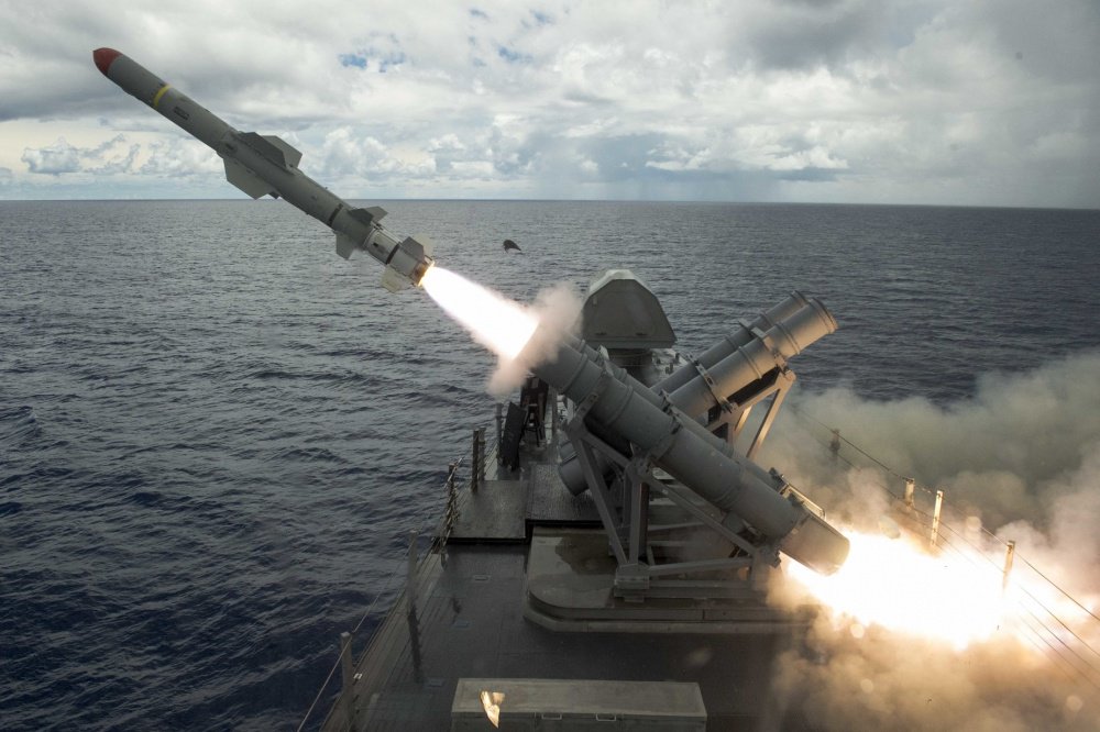 SurfaceWarriors's tweet photo. In an #LCS first, drone supports targeting mission for over-the-horizon harpoon #missile - https://t.co/vO5d8be8DV via @defense_news https://t.co/qRLPCG63ko