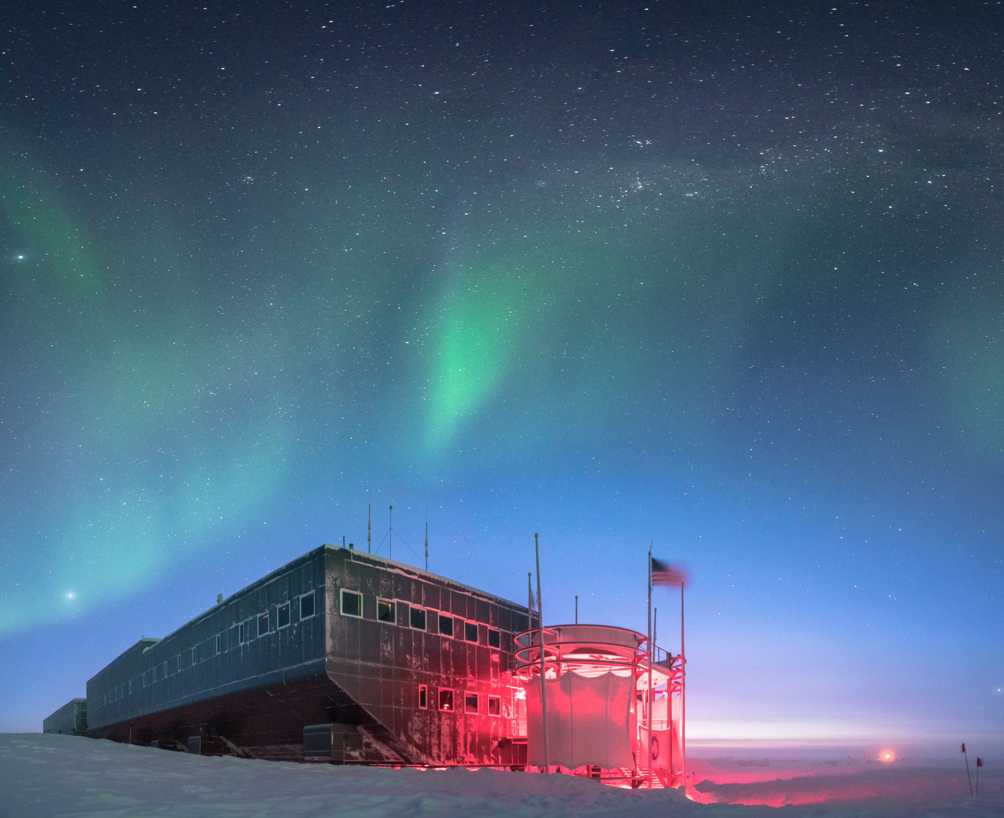Антарктический научно исследовательский. Северное сияние Тикси. Санаэ антарктическая станция. Антарктида Полярные станции. Полярная станция Восток в Антарктиде.