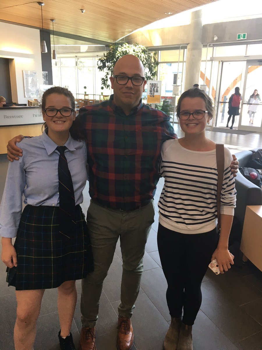 HazelChee's tweet photo. Awwww back to meet lil' sis :) #grad2016 @MulgraveSchool @MulgraveAlum https://t.co/A7cUkXglpr