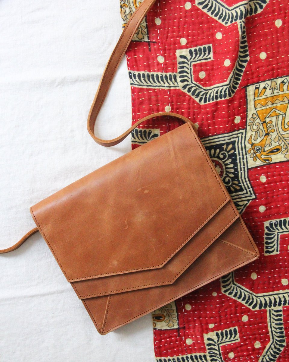elevate_ppl's tweet photo. The new Elevate crossbody is here! Fashionable, timeless, and practical 😍🙌🏾 #ElevatePeople #CreatingOpportunity #LeatherforGOOD #happyfriday https://t.co/VSU2eeMzd4