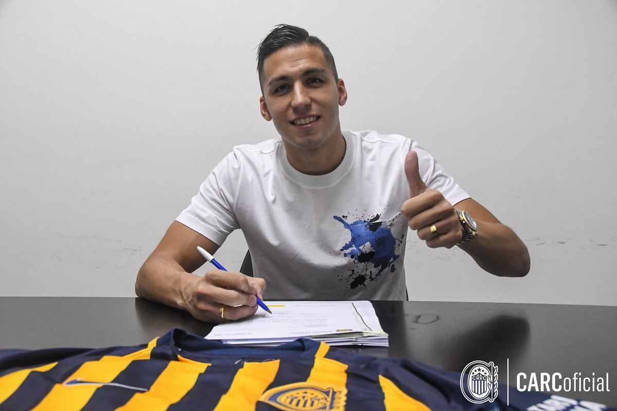 fertobioFC's tweet photo. Las fotos más esperadas. Fernando firmó por 1 año con opción de compra en ROSARIO CENTRAL. 
A enfrentar este nuevo desafio canalla💪💛💙 https://t.co/g30JkgEFQQ