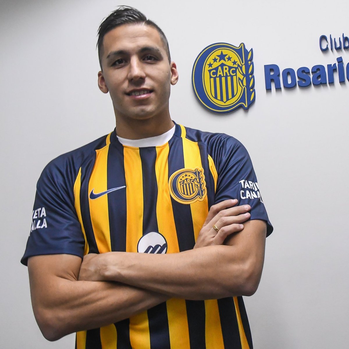 fertobioFC's tweet photo. Las fotos más esperadas. Fernando firmó por 1 año con opción de compra en ROSARIO CENTRAL. 
A enfrentar este nuevo desafio canalla💪💛💙 https://t.co/g30JkgEFQQ