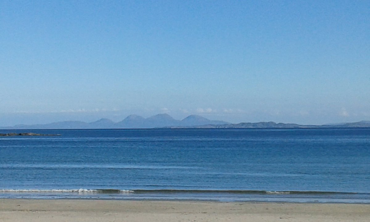 _Pamela_Olmos_'s tweet photo. @JaneLHodson Missing my swimming partner... few days ago in the Scottish islands... :) https://t.co/H2cLI1EyD5