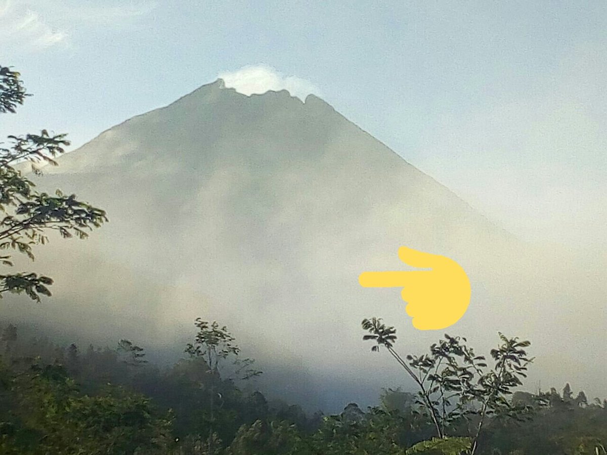 6.39 Angin yg bertiup kencang di lereng barat #merapi sejak kmrin malam membuat debu berterbangan. Aktvts #merapi NORMAL.