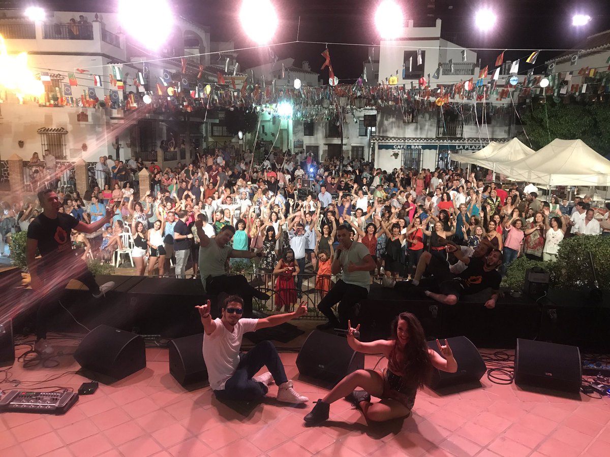 BudaOrquesta's tweet photo. Primer día en Comares Malaga y esto pinta muy bien hoy acompañados de #decai .... vamos a por la marcha!!!!@Decai https://t.co/hbHMCaGfdk