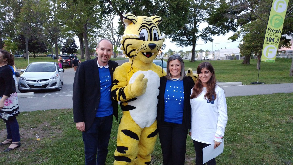 KingstonGT's tweet photo. Friendly with the mayor of Kingston and MPP @SophieKiwala at the @CNIB_Ontario #nightsteps https://t.co/QIS3L5RW08